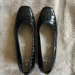 Ara Women's Black Croc-Embossed Pumps, Size 7.5